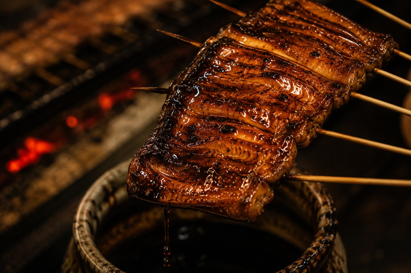 たれ壺からひきあげた飴色に照る蒲焼き