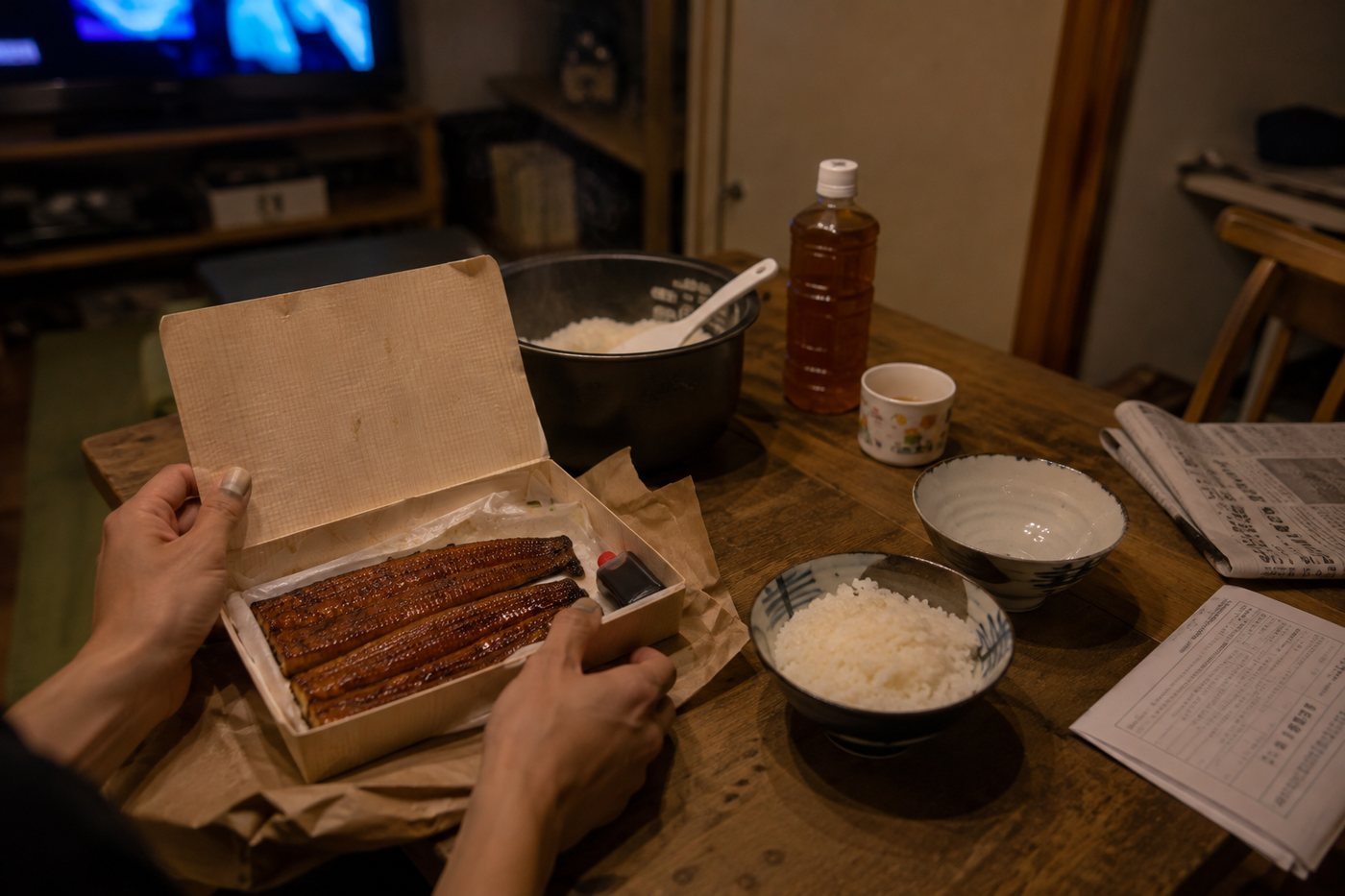 自宅の食卓で折箱の蓋を開けるところ